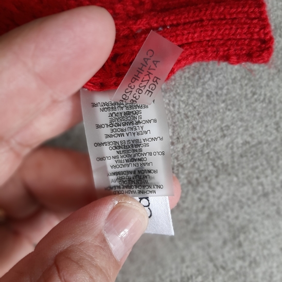 KNIT CALVIN KLEIN  SCARVE.RED.68" LONG. NO TAG.BUT NEVER WORN IT. - Picture 6 of 6